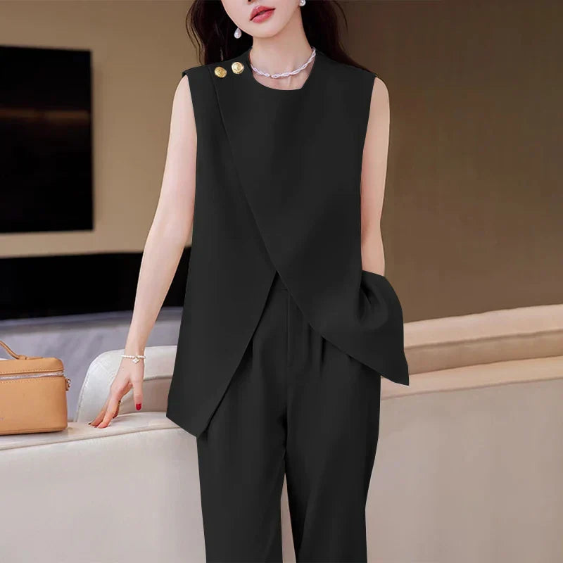 Ärmelloses Set mit Wickeloptik | Zierknöpfe | Schlichte Eleganz