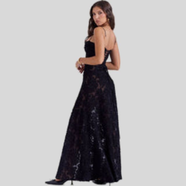 Akira - Ein edles Maxikleid mit Spitze und einem hohen, kantigen Ausschnitt