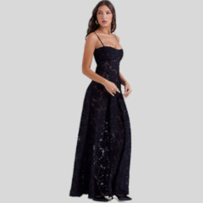 Akira - Ein edles Maxikleid mit Spitze und einem hohen, kantigen Ausschnitt