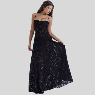 Akira - Ein edles Maxikleid mit Spitze und einem hohen, kantigen Ausschnitt
