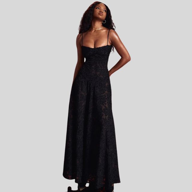 Akira - Ein edles Maxikleid mit Spitze und einem hohen, kantigen Ausschnitt