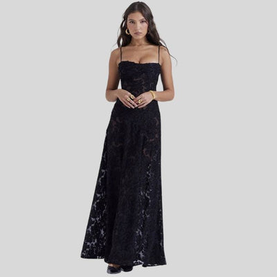 Akira - Ein edles Maxikleid mit Spitze und einem hohen, kantigen Ausschnitt