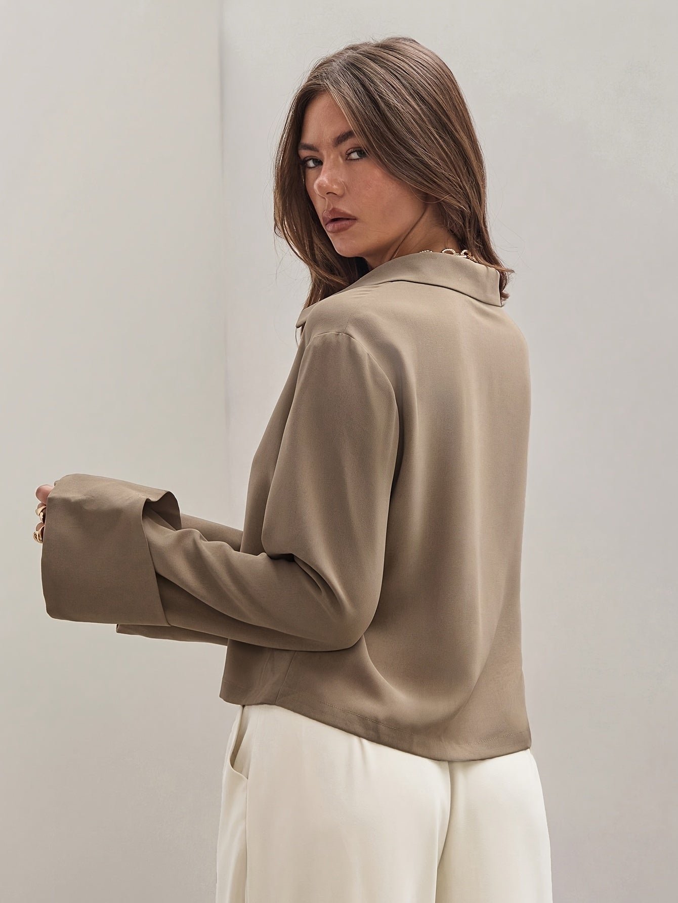 Bluse mit Schleifenverschluss | Umlegekragen | Elegant & Modern