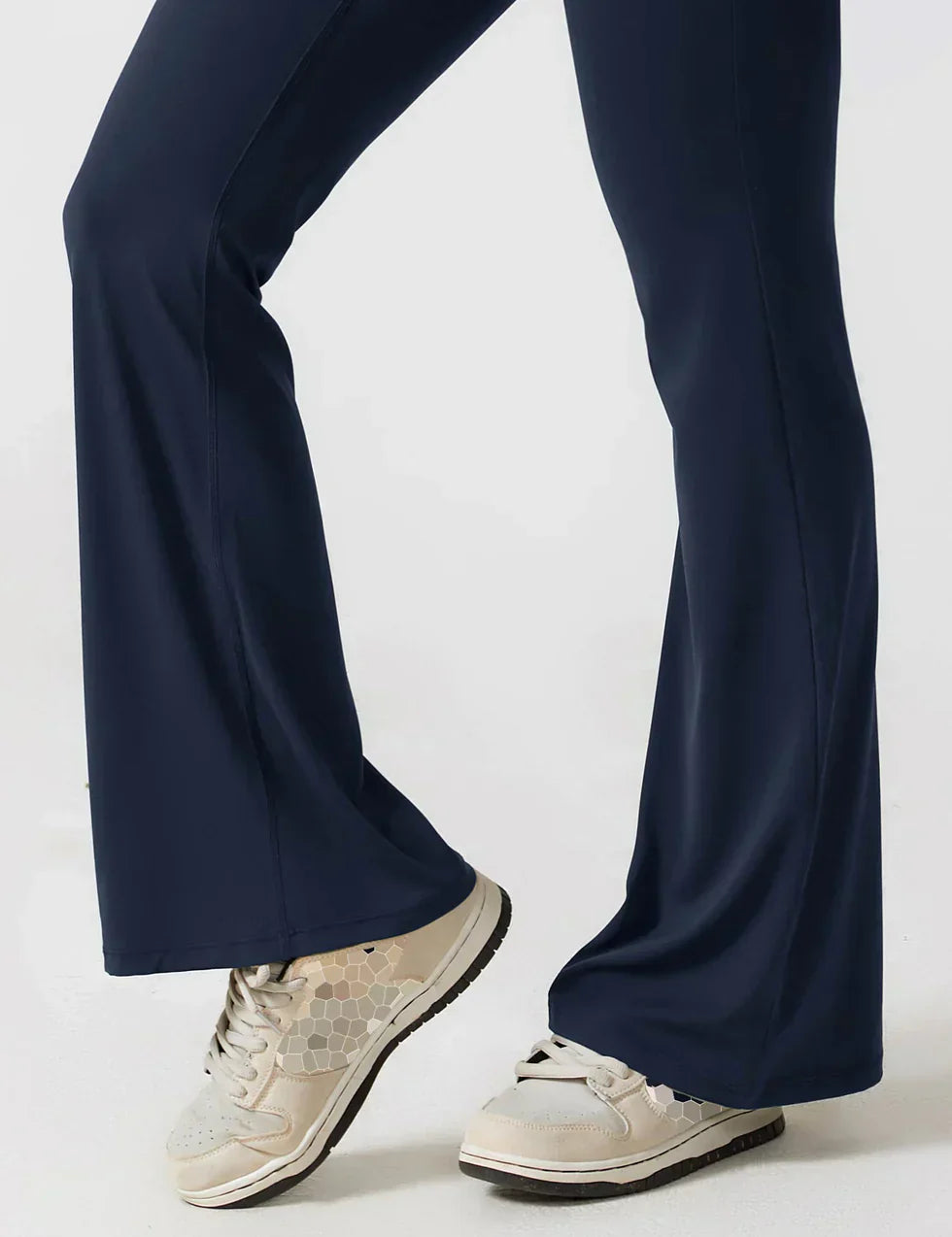 Rafael - Flared Jumpsuit mit tiefem V-Ausschnitt