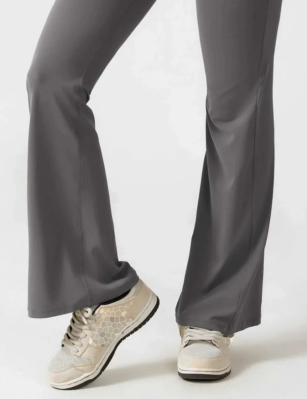 Rafael - Flared Jumpsuit mit tiefem V-Ausschnitt