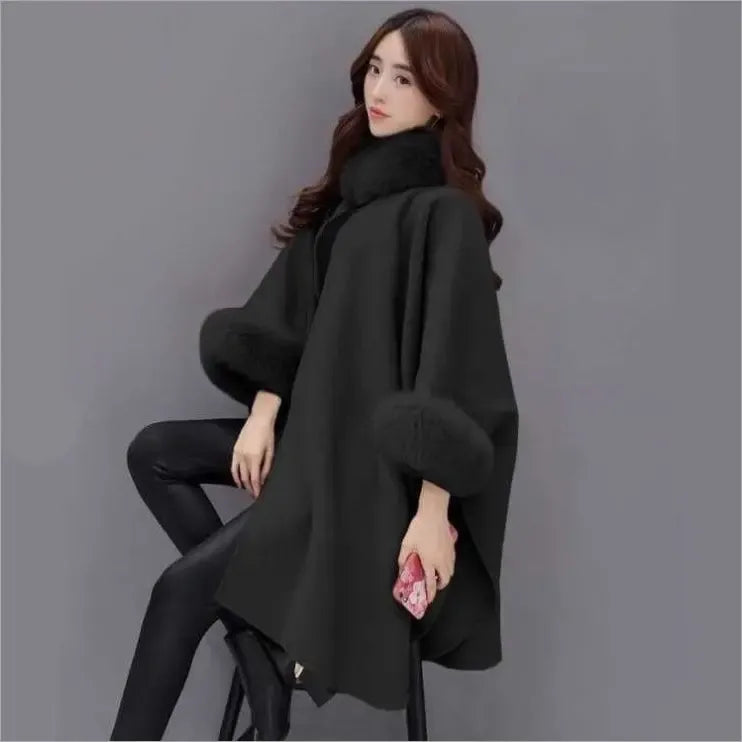 Elegante Damenjacke aus Wolle mit Cape