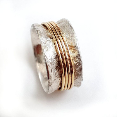 Ring mit goldenem Faden in Vintage-Silber