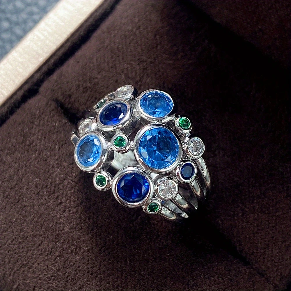 Silberring mit grünen und blauen Bläschen