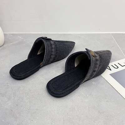 Mules im Denim-Look | Spitz zulaufend | Metallknopf-Detail