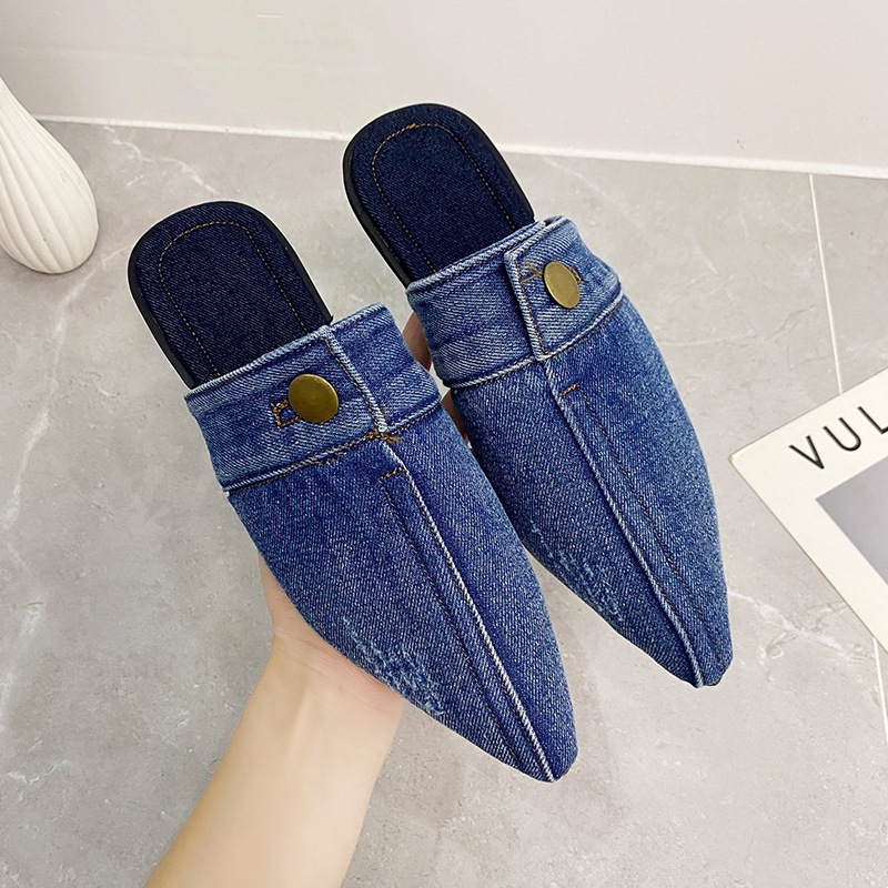 Mules im Denim-Look | Spitz zulaufend | Metallknopf-Detail