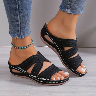 Bequeme Sommerschlupfsandalen | Cut-Out-Design | Leichter Keilabsatz