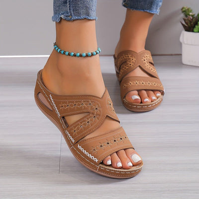 Bequeme Sommerschlupfsandalen | Cut-Out-Design | Leichter Keilabsatz
