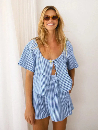 Lorrebelle - Kariertes Top mit Krawatte & Shorts