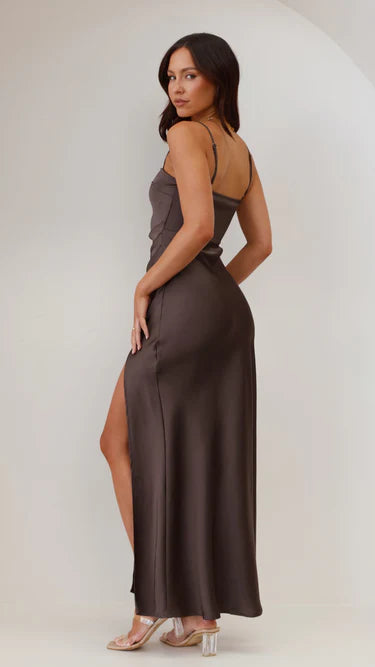 Sommerkleid aus Satin mit hohem Schlitz – Figurbetont & Elegant