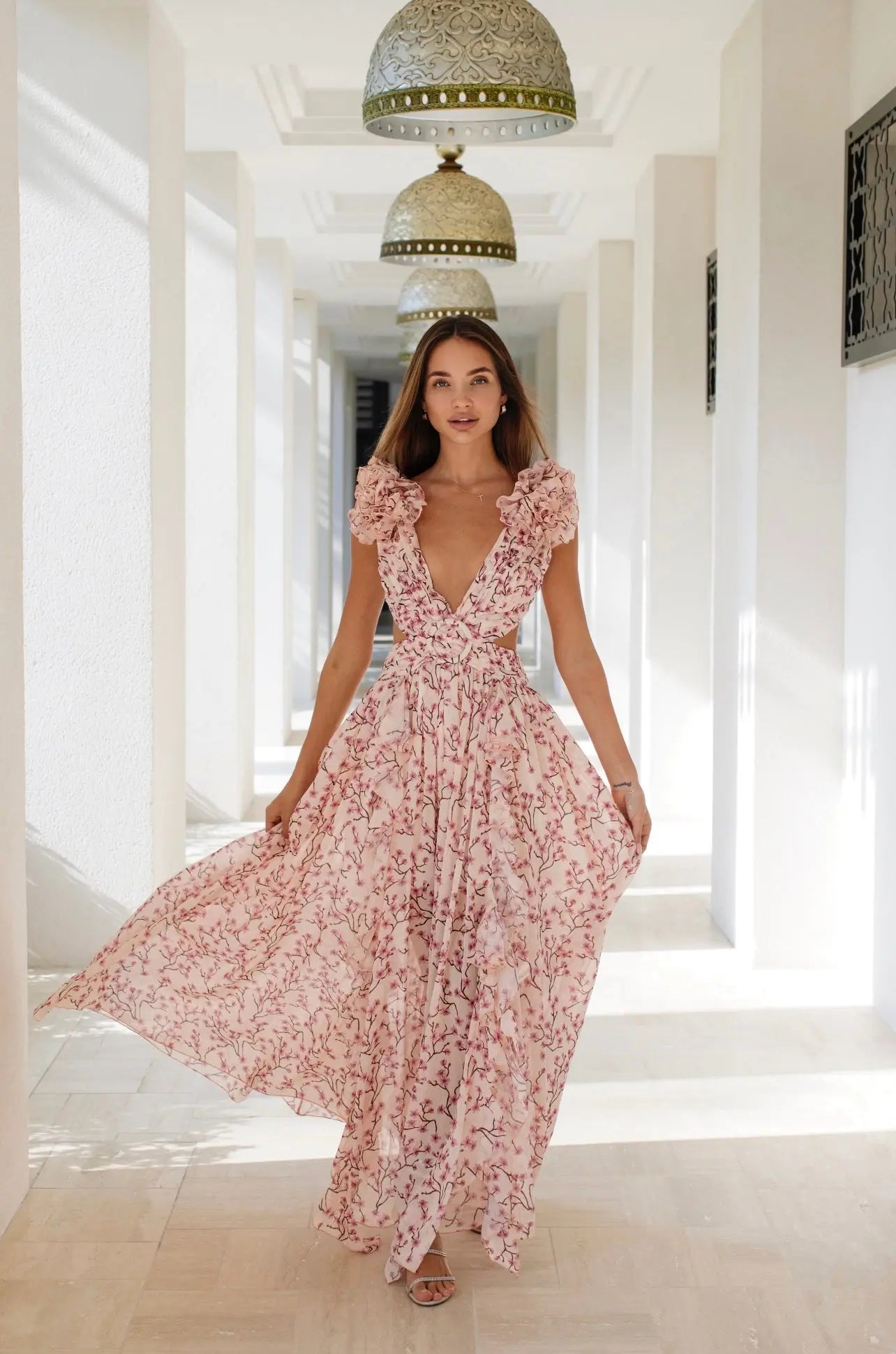 Sommerliches Maxikleid mit Blumenmuster – Tiefer V-Ausschnitt & Rüschenärmel